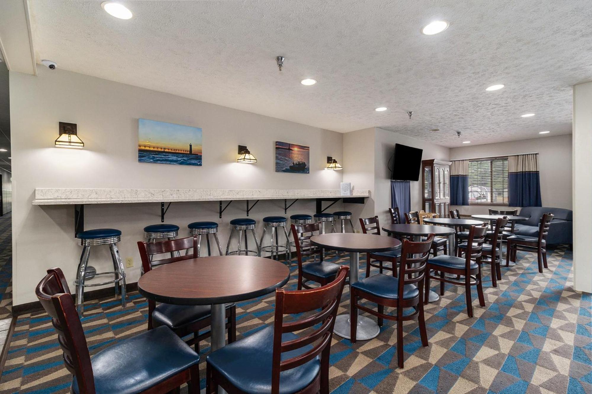 Microtel Inn And Suites Manistee Eksteriør billede