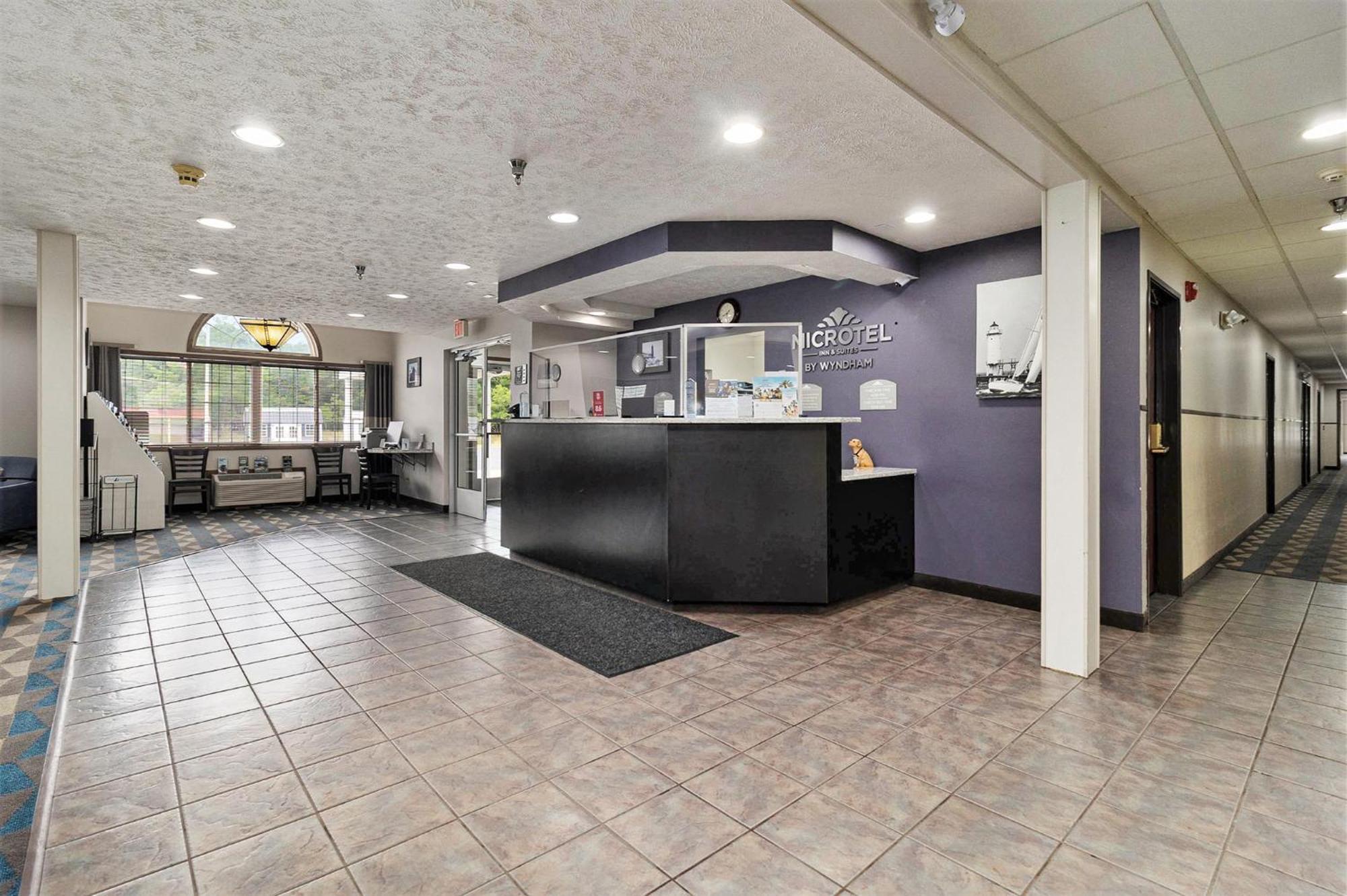 Microtel Inn And Suites Manistee Eksteriør billede