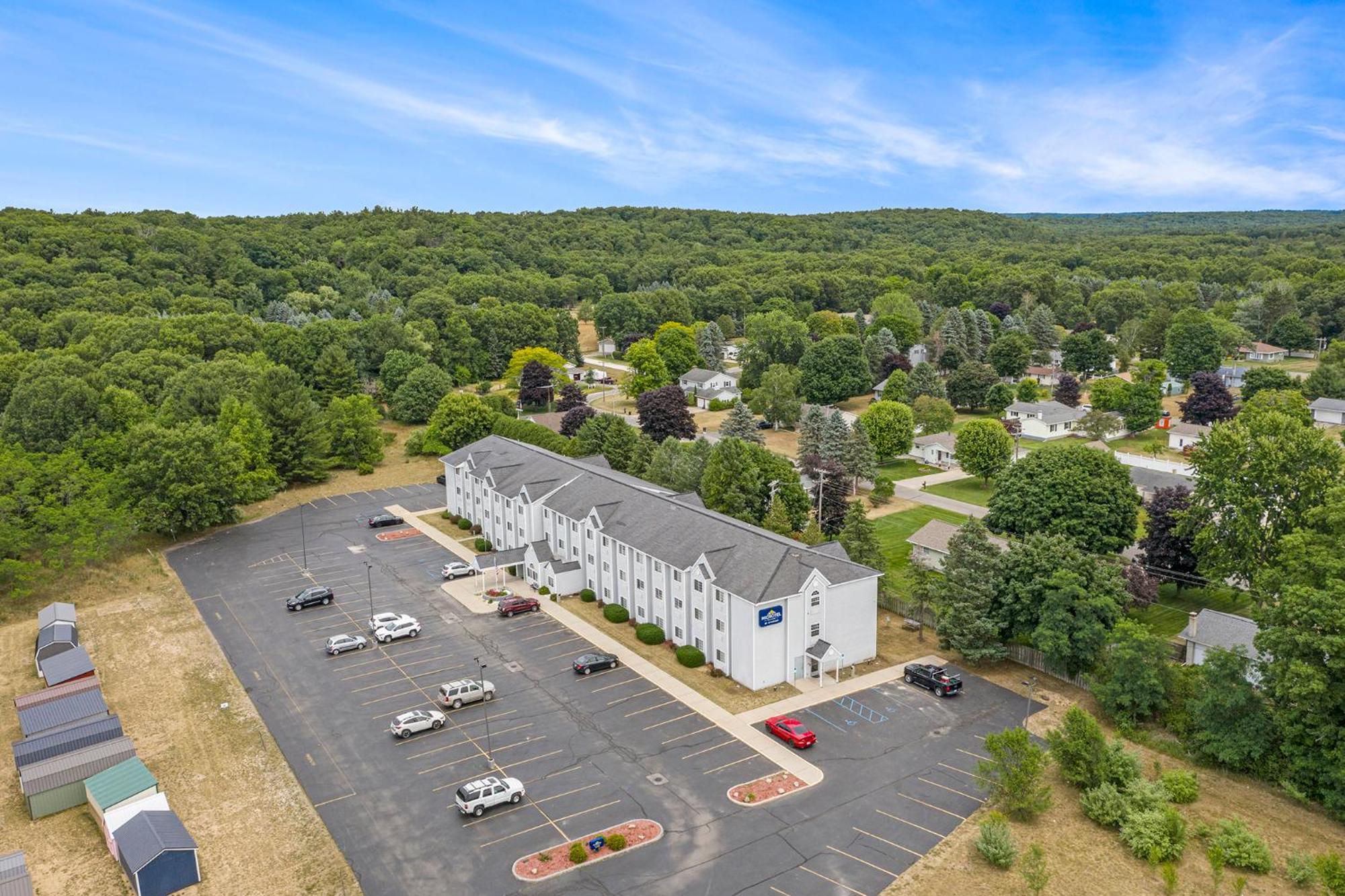 Microtel Inn And Suites Manistee Eksteriør billede