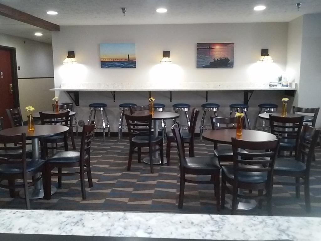 Microtel Inn And Suites Manistee Eksteriør billede