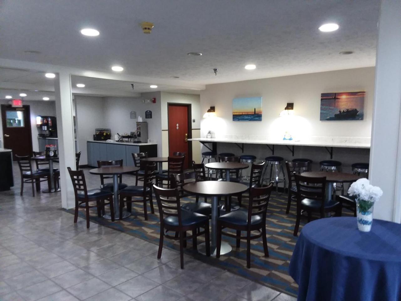 Microtel Inn And Suites Manistee Eksteriør billede